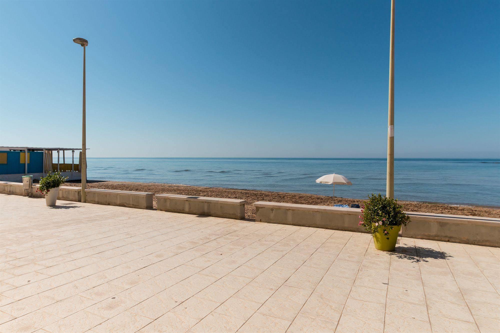 Plaza Beach Hostel Santa Croce Camerina Exterior photo